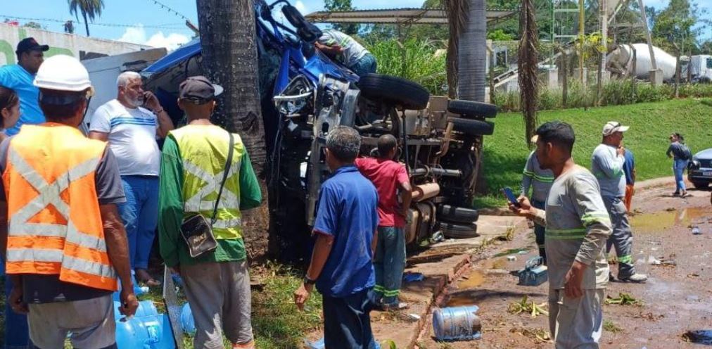 Caminhão tomba na BR-381, espalha carga de água mineral e deixa dois feridos