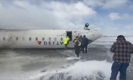 Avião da Delta capota na pista e deixa 8 feridos no Canadá