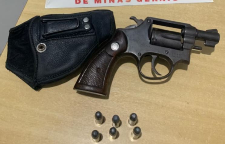 Mulher denuncia que ela e a filha eram mantidas em cárcere e sob ameaças com revólver