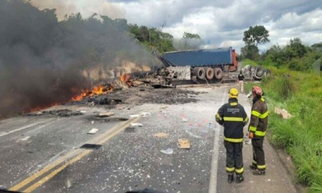 Motoristas de carretas morrem em batida frontal na BR-251
