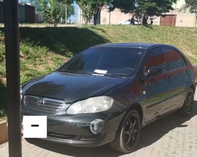 Após derrubar grade de escola, carro é abandonado por ocupantes que deixam bilhete com número de telefone