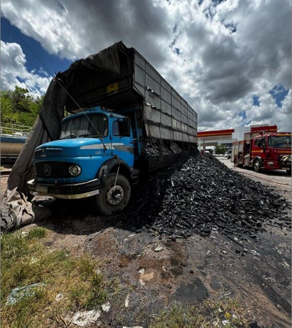 Caminhão carregado de carvão pega fogo na MG-050, em Divinópolis