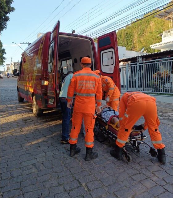Jovem de 12 anos é socorrido pelos bombeiros após queda de bicicleta, em Formiga
