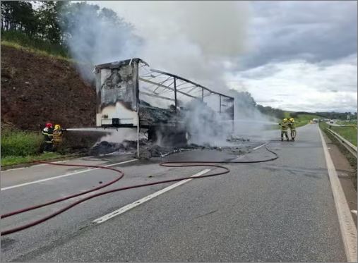 Incêndio destrói caminhão na Rodovia Fernão Dias, em Careaçu, MG