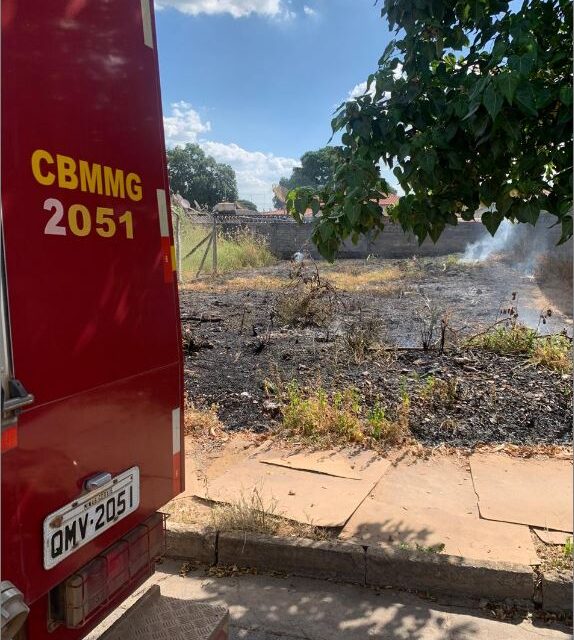 Bombeiros combatem incêndio em lote vago próximo a torre telefônica, em Arcos