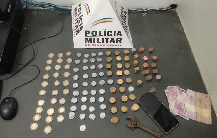 Dupla é presa ao furtar R$ 109 em moedas de lanchonete