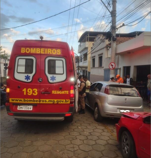 Gestante é socorrida pelos bombeiros após acidente na avenida Abílio Machado, em Formiga