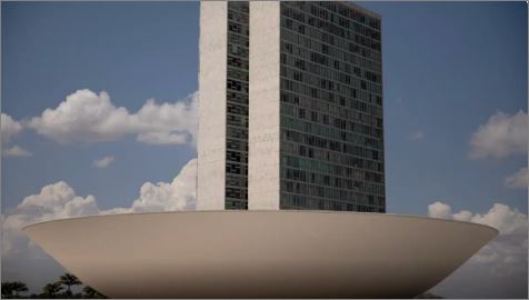 Câmara aprova pena para quem divulgar imagens de nudez geradas por IA