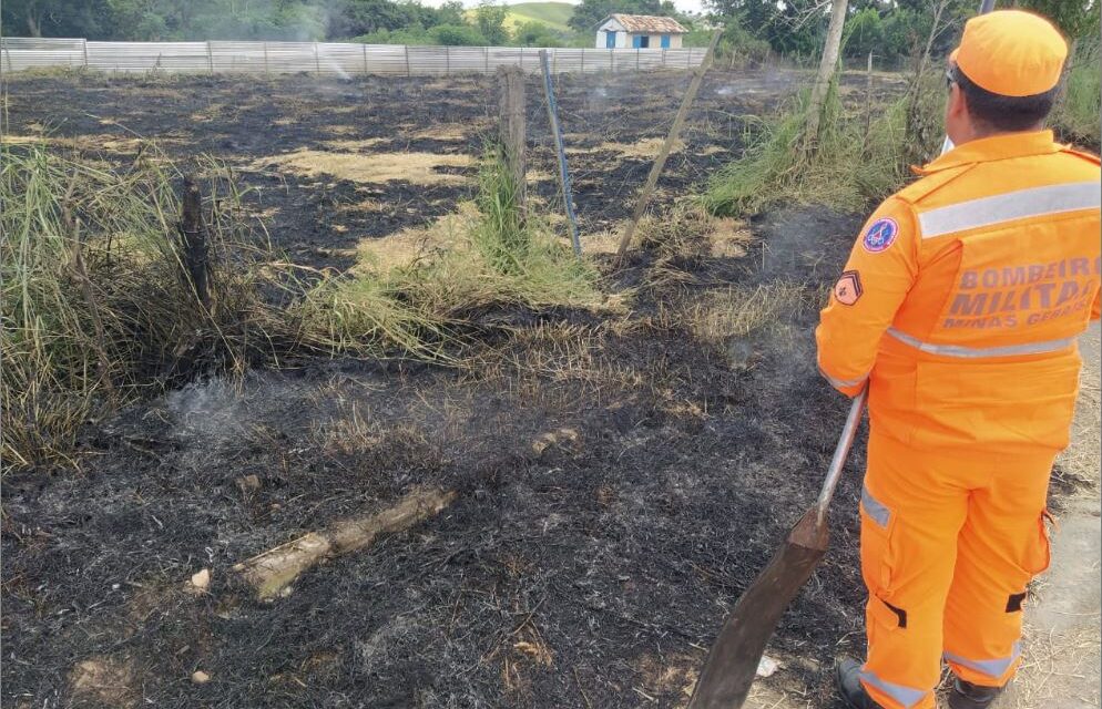 Bombeiros controlam incêndio em lote vago no bairro Recanto da Praia, em Formiga