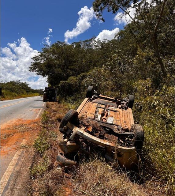 Capotamento na MG-260 deixa homem ferido, em Itapecerica