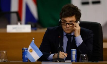 Milei tenta minimizar crise gerada por apoio à criação de criptomoeda