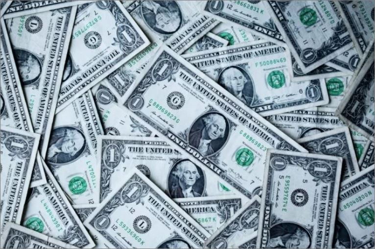 Mulher recebe bilhete por engano e ganha R$ 11,5 milhões em loteria