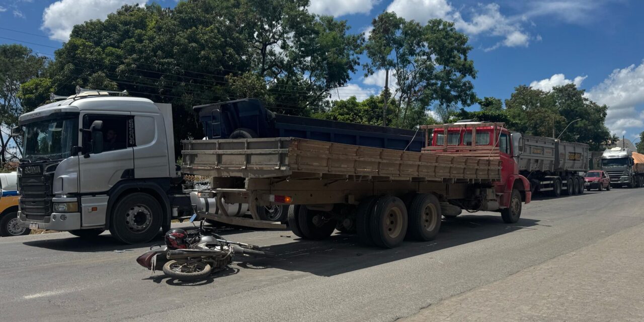 Colisão entre moto e caminhão deixa dois feridos na BR-354, em Arcos