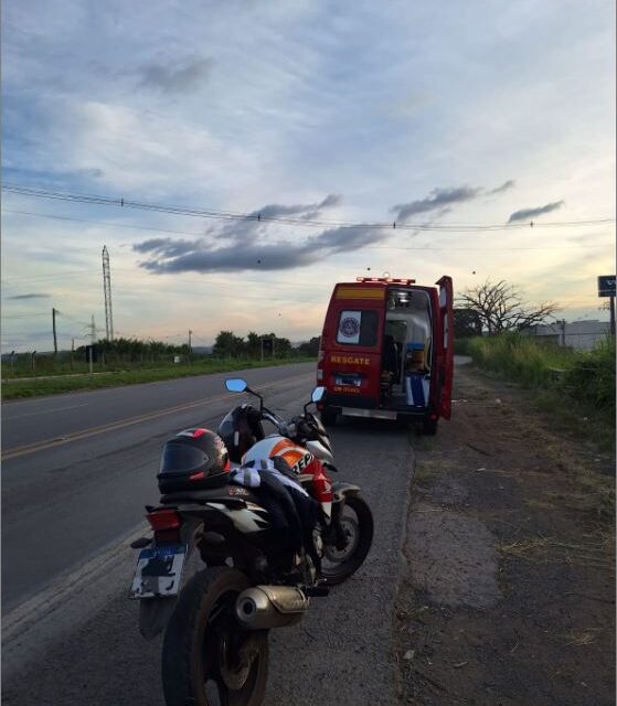 Mulher fica ferida após queda de motocicleta na BR-354 em Arcos