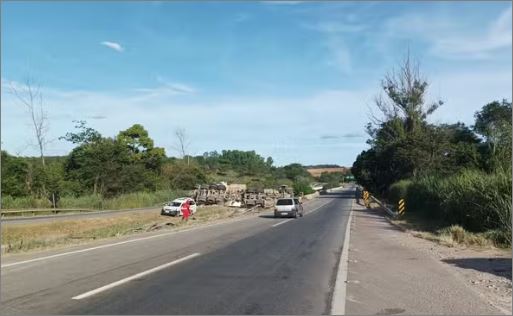 Motorista é arremessado de carreta após veículo tombar e morre na BR-262, em São Gonçalo do Pará
