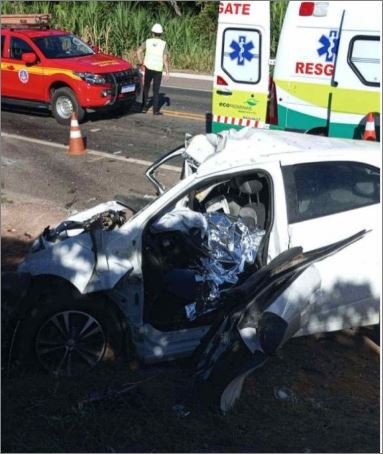 Motorista morre após carro bater em carreta na BR-116