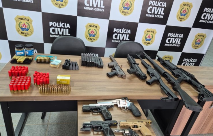 Grupo que ostentava armas de alto calibre e drogas nas redes sociais é alvo de operação