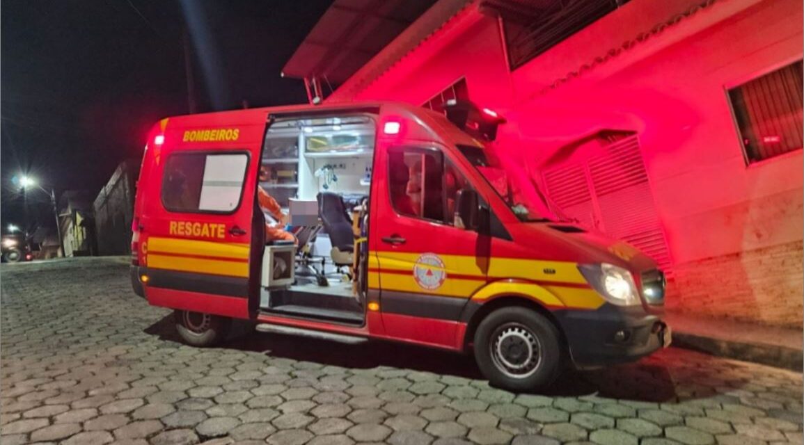 Bombeiros socorrem vítima de queda de moto no bairro Residencial Ouro Negro, em Formiga