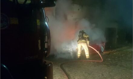Carro pega fogo no bairro Residencial Ouro Negro em Formiga