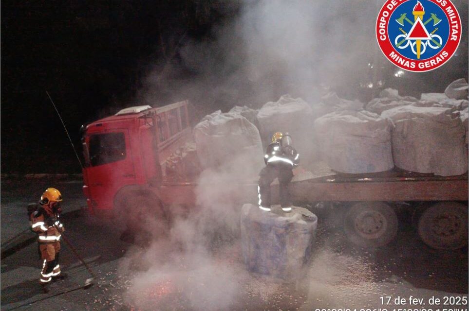 Pains: incêndio em caminhão carregado com cal virgem mobiliza bombeiros na MG-439
