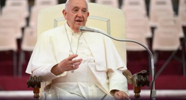 Em ‘estado crítico’, Papa Francisco tem ‘leve melhora’; Vaticano inicia orações noturnas