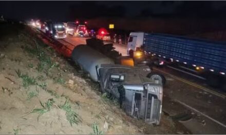 Caminhoneiro fica gravemente ferido após tombar caminhão com cimento na MG-050, em Passos, MG