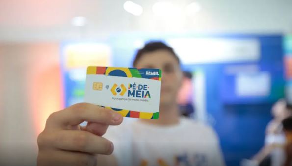 Pé-de-Meia será pago ainda neste mês, diz ministro da Educação
