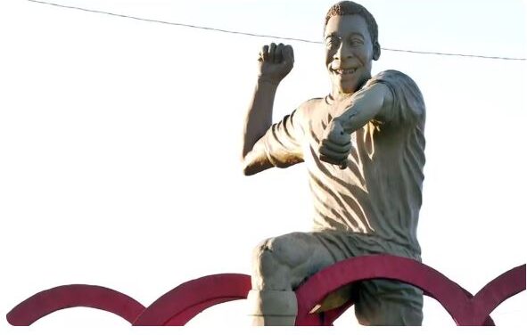 Vereador de cidade onde Pelé nasceu protocola projetos para retirar homenagens ao Rei do Futebol