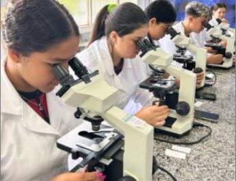 Alunos do Polivalente visitaram os laboratórios da Unifor-MG