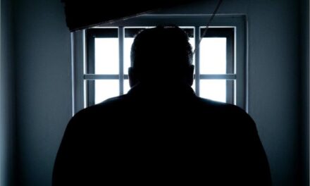 Homem cumpre cinco anos de prisão e descobre que não deveria estar preso