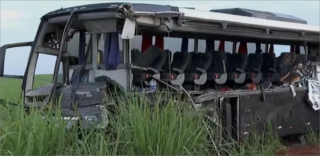 Acidente entre ônibus com universitários e caminhão que seguia para Minas deixa 12 mortos em SP