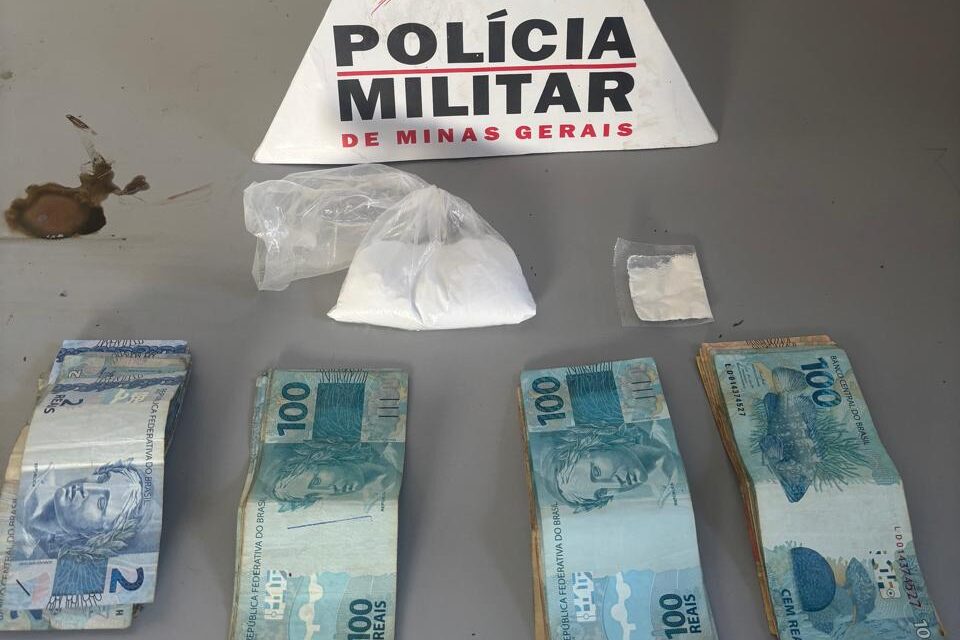 Polícia Militar apreende drogas e dinheiro em cumprimento de mandado em Córrego Fundo