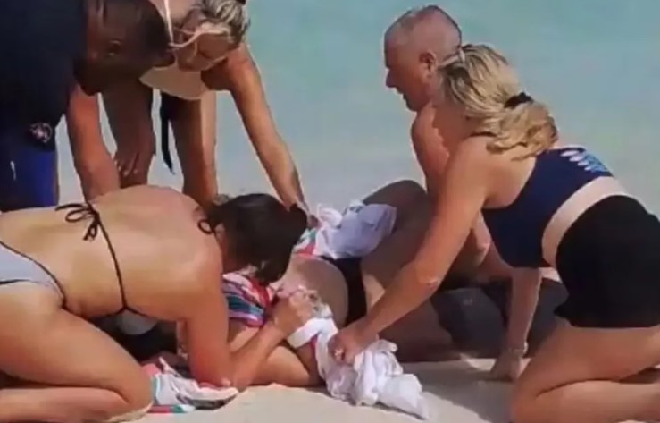 Mulher tem as mãos amputadas após tentar tirar foto com tubarão
