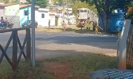 Maquinista aciona freio de emergência após mulher parar sobre trilhos, em Formiga