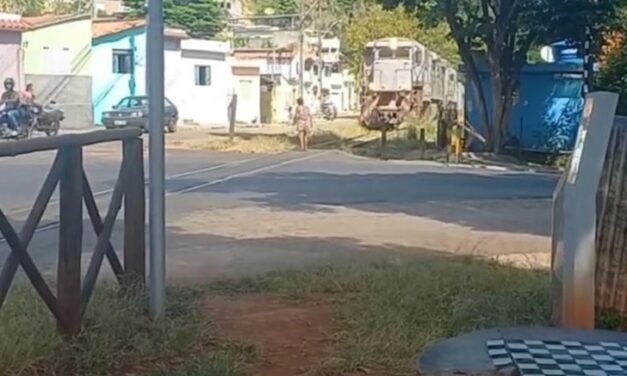 Maquinista aciona freio de emergência após mulher parar sobre trilhos, em Formiga