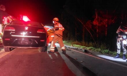 Acidente na MG-050 envolve dois veículos e deixa vítimas com ferimentos graves próximo de Pedra do Indaiá