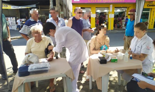 Mulher é socorrida durante ação social da Santa Casa na praça Getúlio Vargas