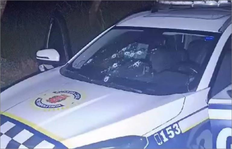 Quadrilha fecha rua com ônibus, queima veículos e atira contra viatura