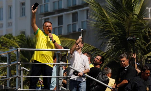 Após denúncia por tentativa de golpe, Bolsonaro reúne apoiadores em Copacabana, no Rio de Janeiro