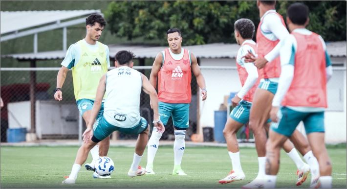 Atacante do Cruzeiro evolui em tratamento de lesão e treina com o elenco pela 1ª vez