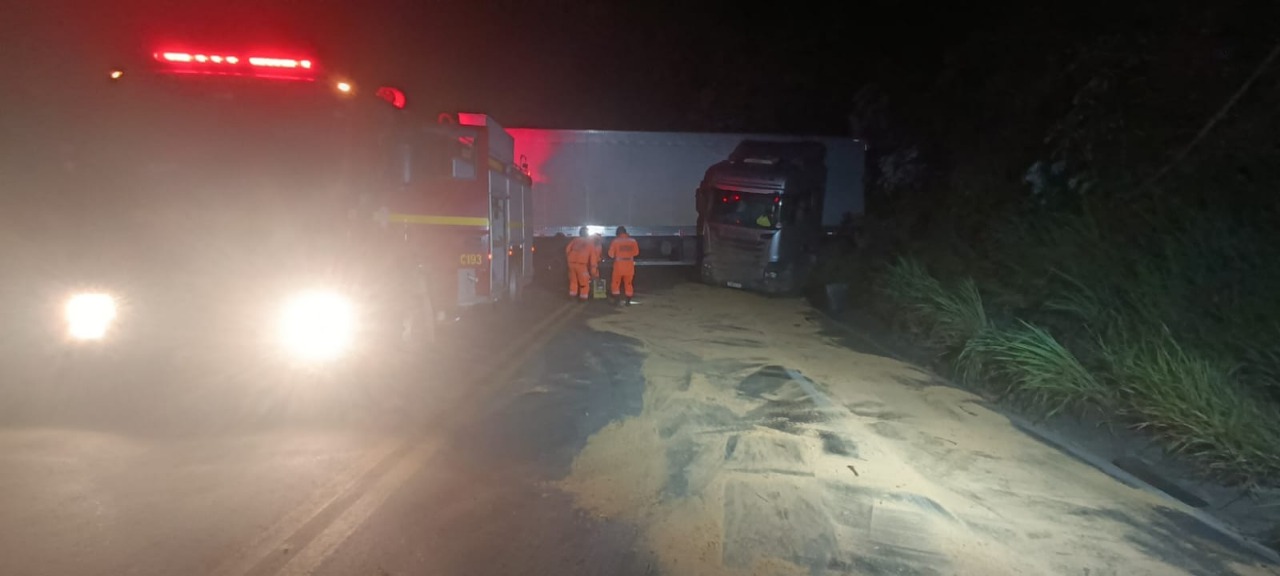 Perigo de derrapagem na BR-354 mobiliza bombeiros, em Formiga