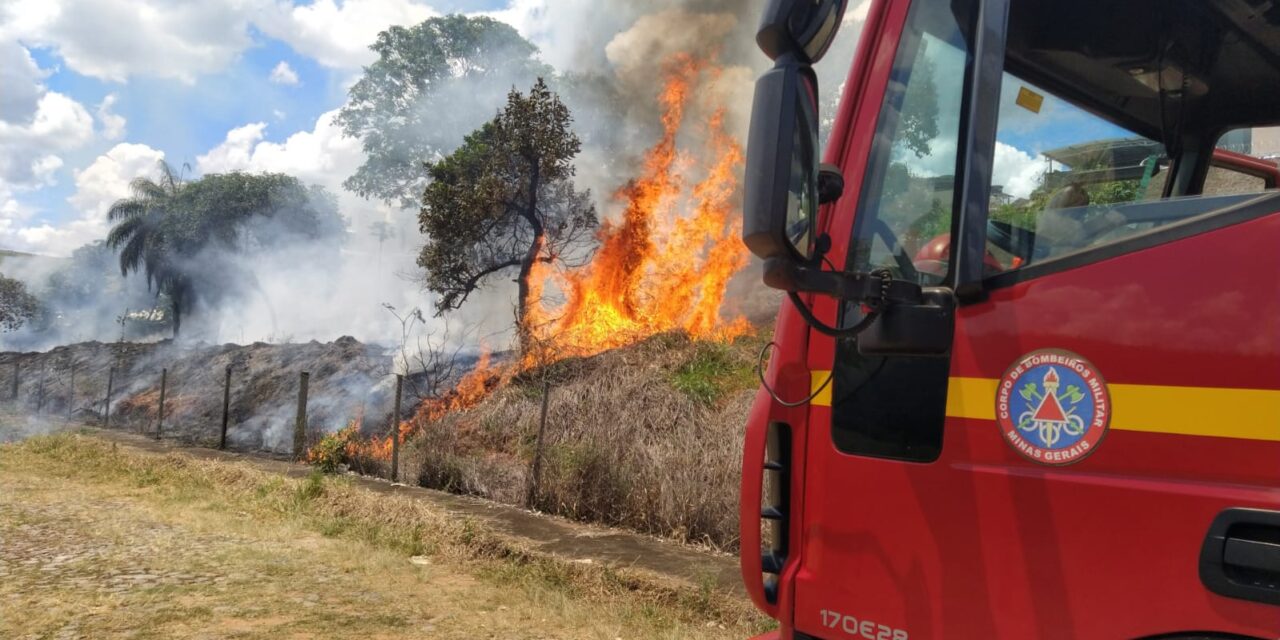 Bombeiros combatem incêndio em vegetação no bairro Novo Santo Antônio, em Formiga