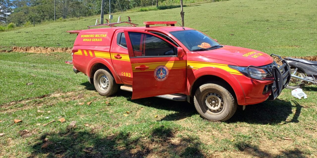 Bombeiros realizam buscas por idoso desaparecido em área de mata, em Pains