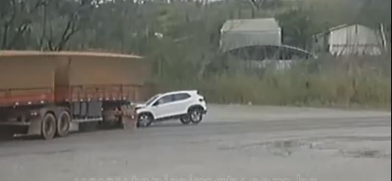 Câmera flagra momento de acidente entre carro e carreta na BR 354, em Iguatama