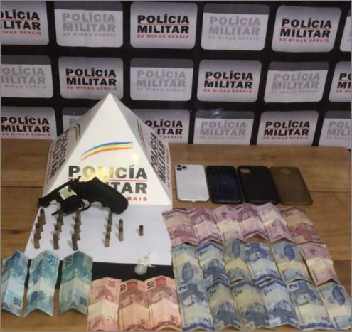 PM prende suspeito de tráfico de drogas e apreende arma de fogo, em Bambuí