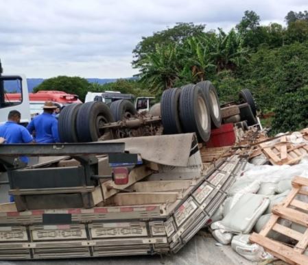 Caminhão de Formiga tomba na Serra de Monte Santo e motorista morre