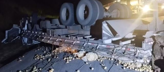 Motorista morre após caminhão carregado de batatas tombar na BR-262, em Luz