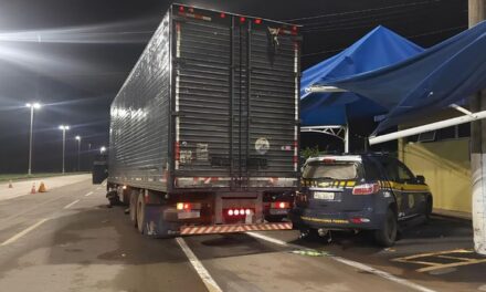 Motorista joga caminhão em base da PRF e diz ser protesto por Bolsonaro