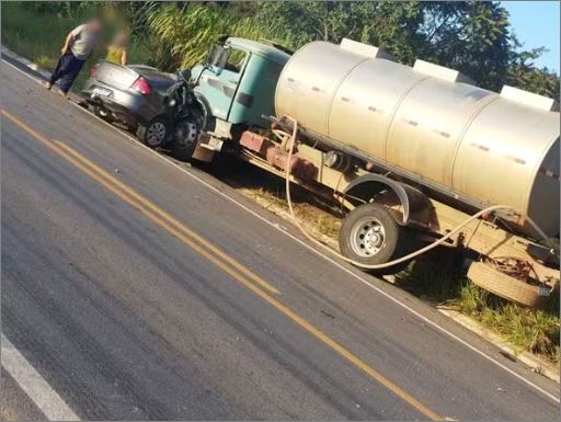 Grave acidente entre caminhão e carro deixa quatro mortos na BR-354, em Candeias