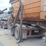 Animais na pista causam acidente entre duas carretas na BR-354, em Bambuí